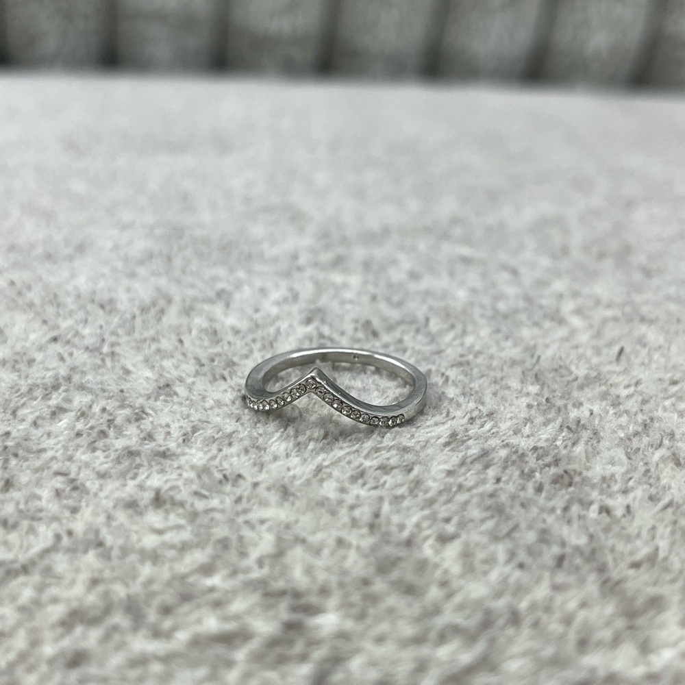 Curved Beauty Silver and White Gold Delicate V-Shape Dainty Promise Ring - Picture 5 of 9